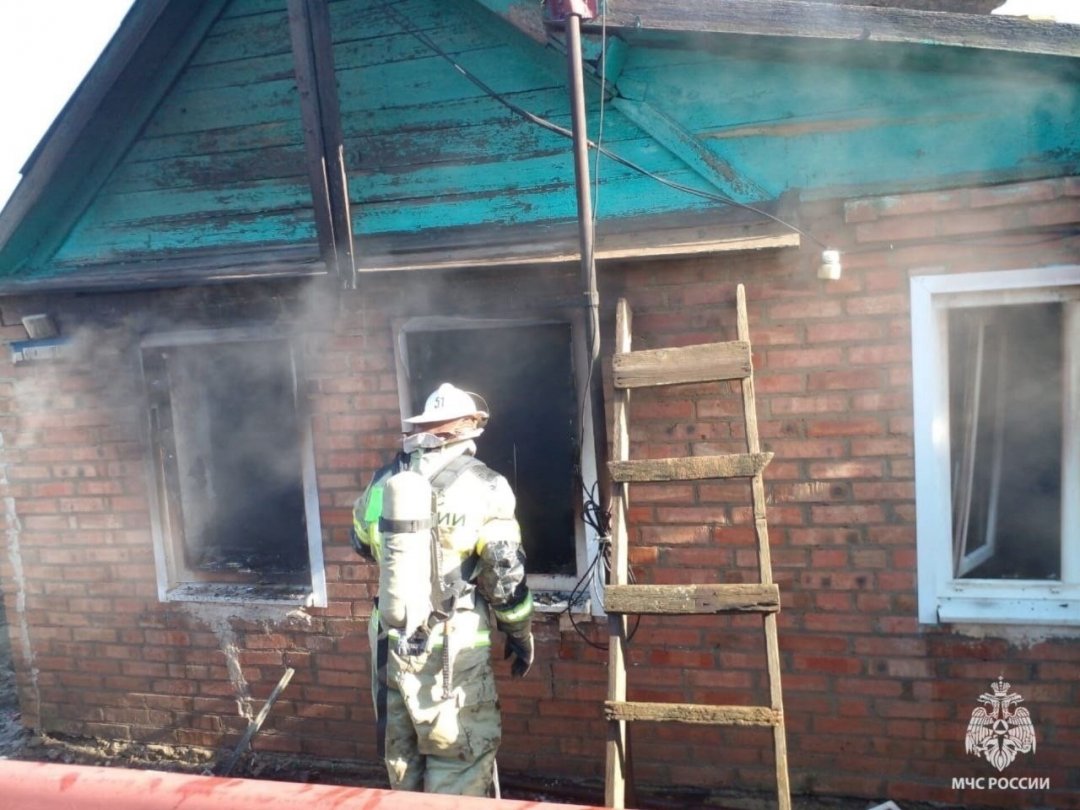 Огнеборцы МЧС России спасли на пожаре в ст. Егорлыкской двух детей